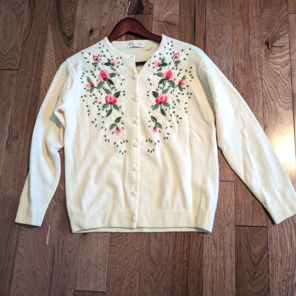 Vintage Cream Soft Cardigan Sweater w/ Floral Embroidery